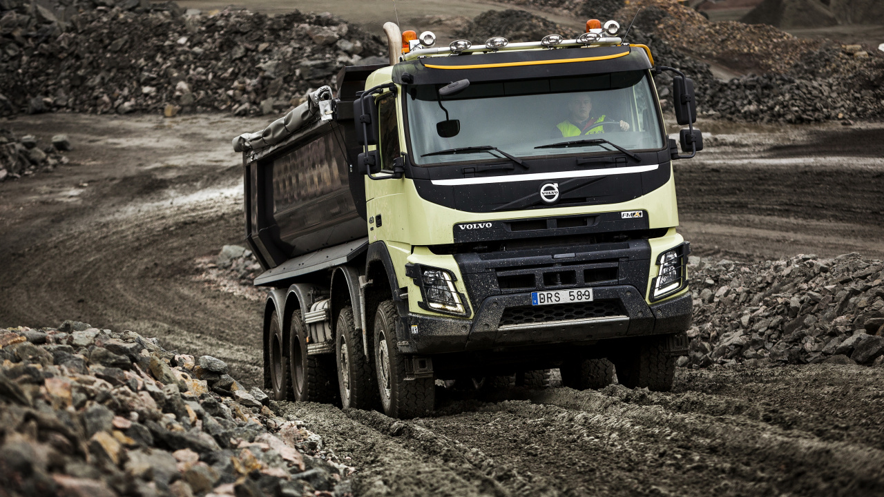 Gelber Und Schwarzer LKW Auf Feldweg Tagsüber. Wallpaper in 1280x720 Resolution