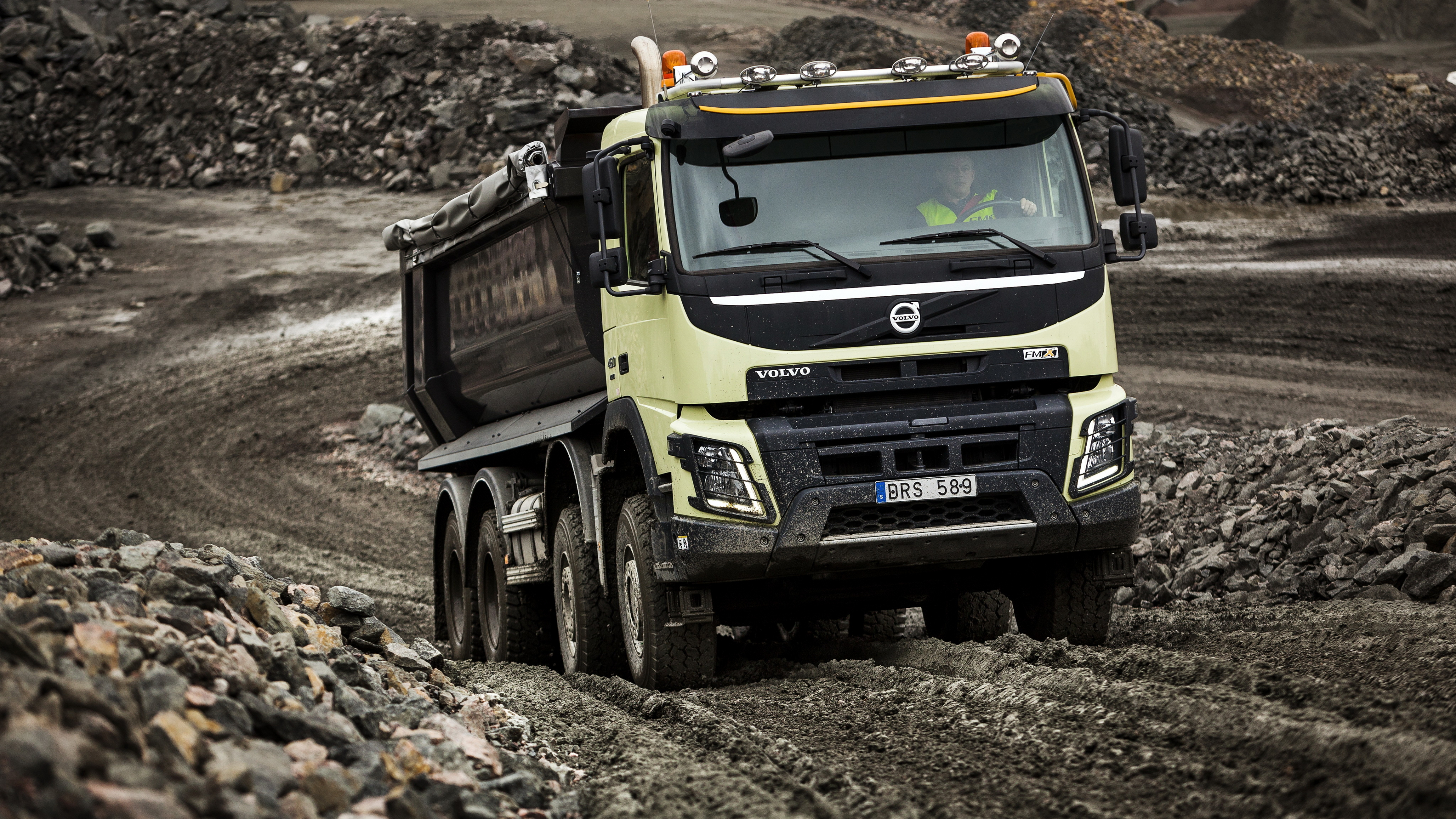 Gelber Und Schwarzer LKW Auf Feldweg Tagsüber. Wallpaper in 3840x2160 Resolution