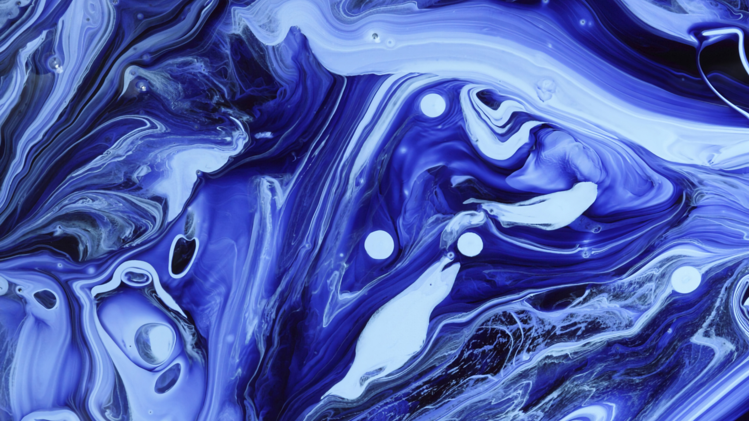 Gotas de Agua Sobre el Agua Azul. Wallpaper in 2560x1440 Resolution
