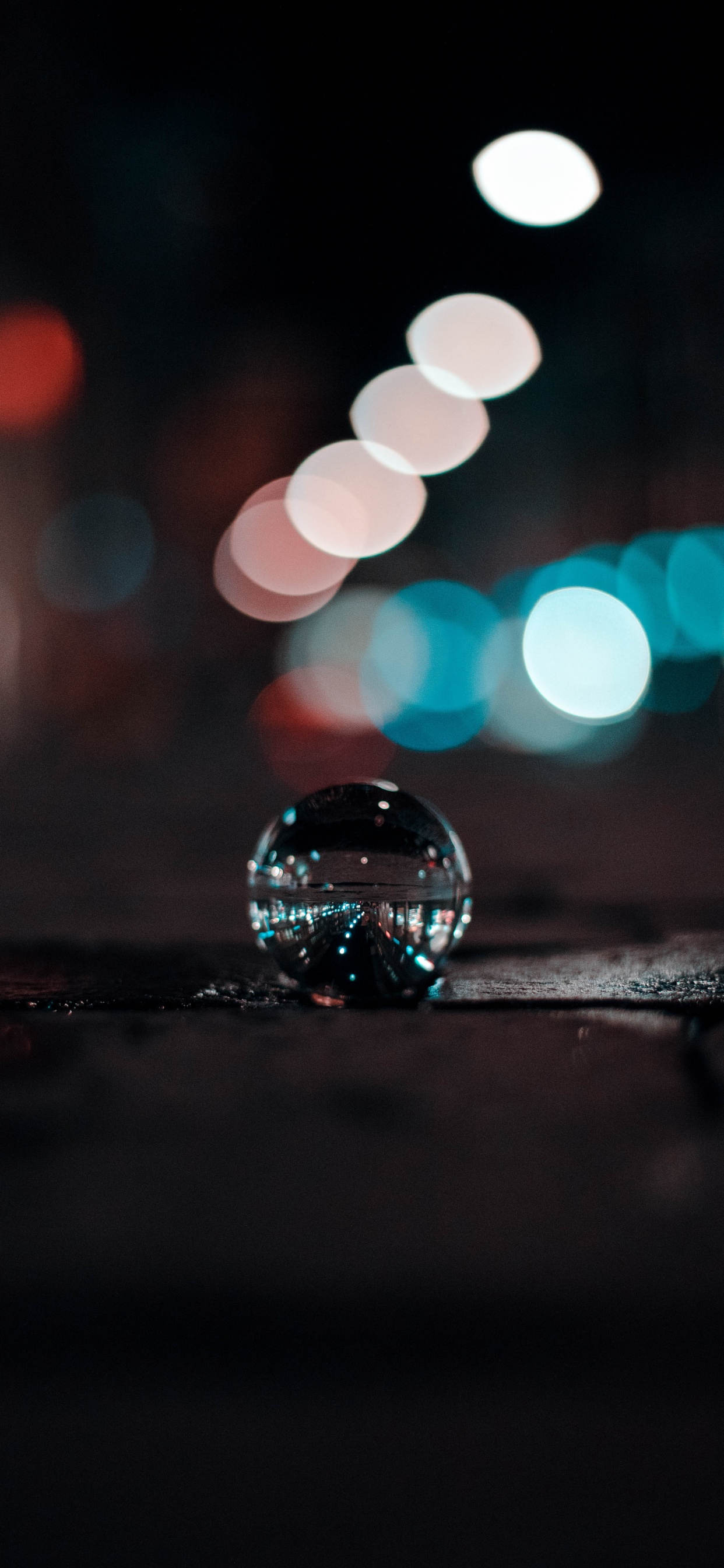 Gota de Agua Sobre Superficie Negra. Wallpaper in 1242x2688 Resolution