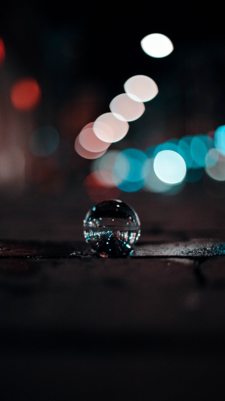 Goutte D'eau Sur Une Surface Noire. Wallpaper in 720x1280 Resolution