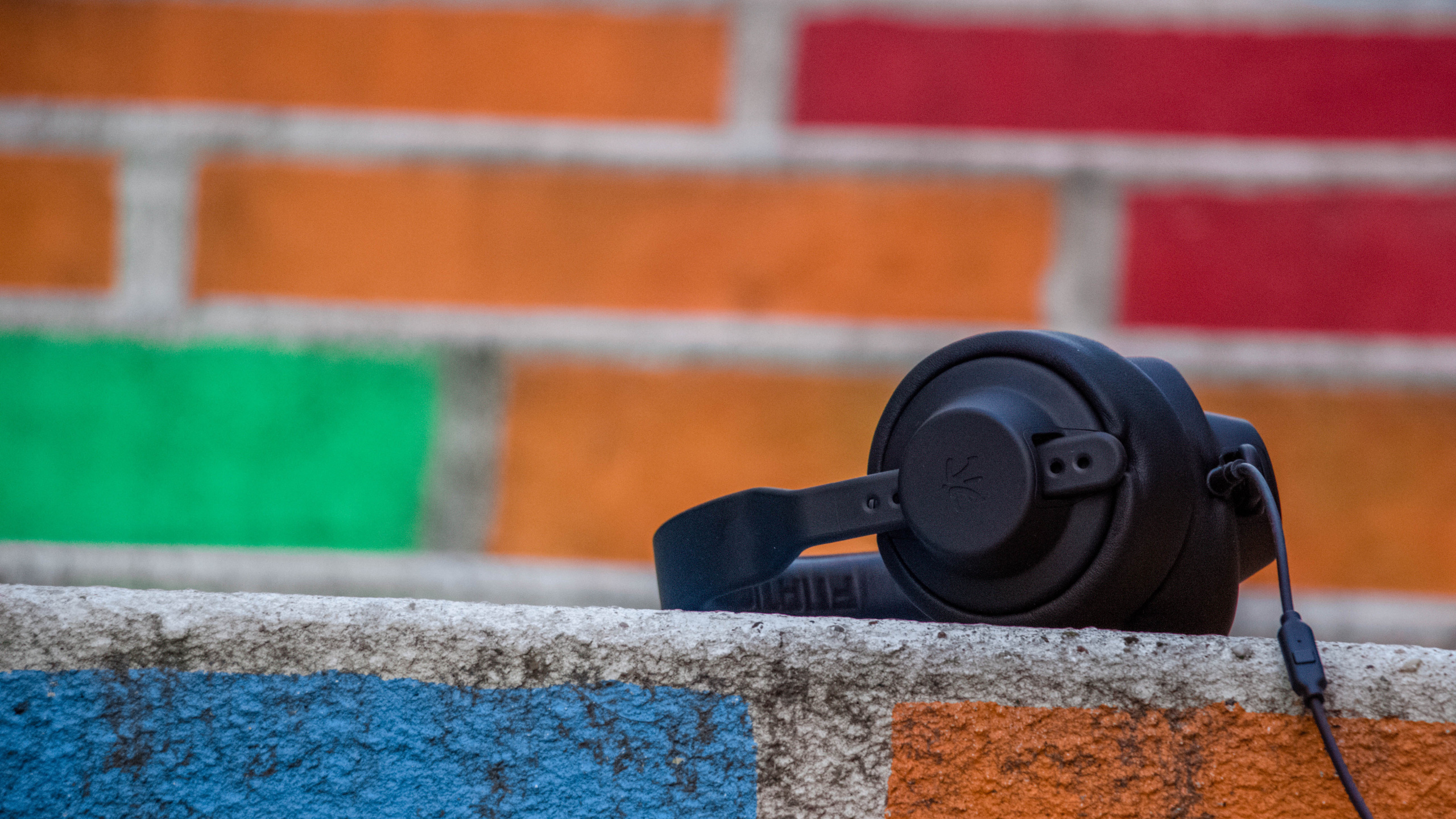 Microphone, Blue, Green, Mur, Ligne. Wallpaper in 2560x1440 Resolution