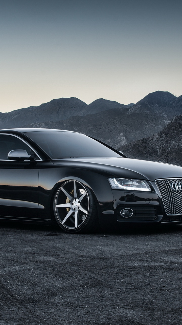 Schwarzes Bmw m 3 Coupe Tagsüber Unterwegs. Wallpaper in 720x1280 Resolution