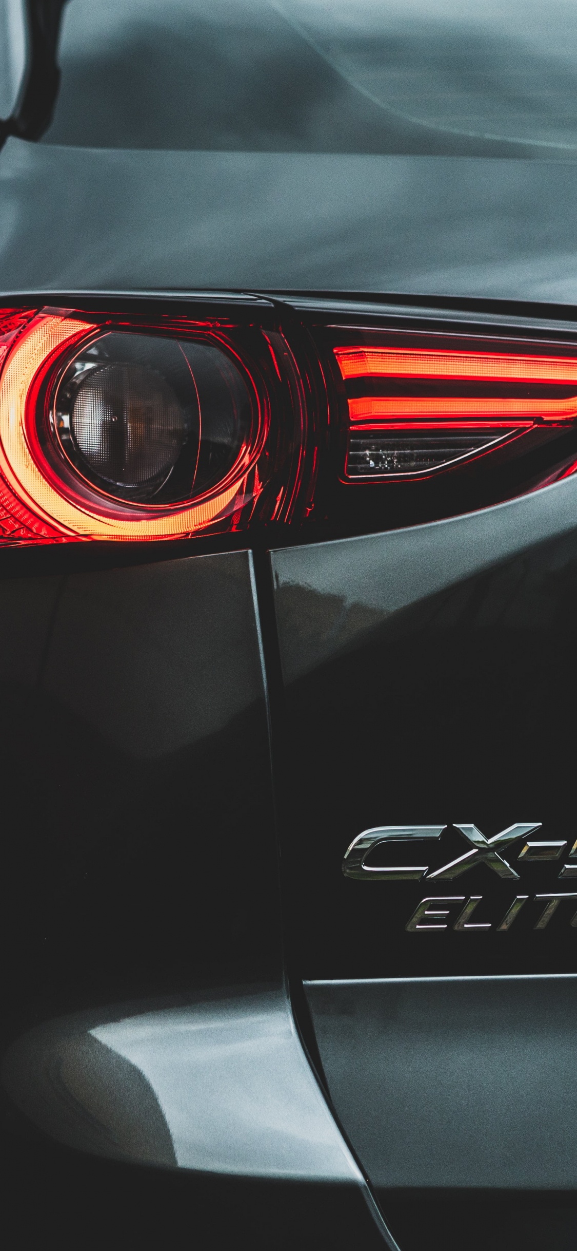 Schwarz-rotes Audi-auto. Wallpaper in 1125x2436 Resolution