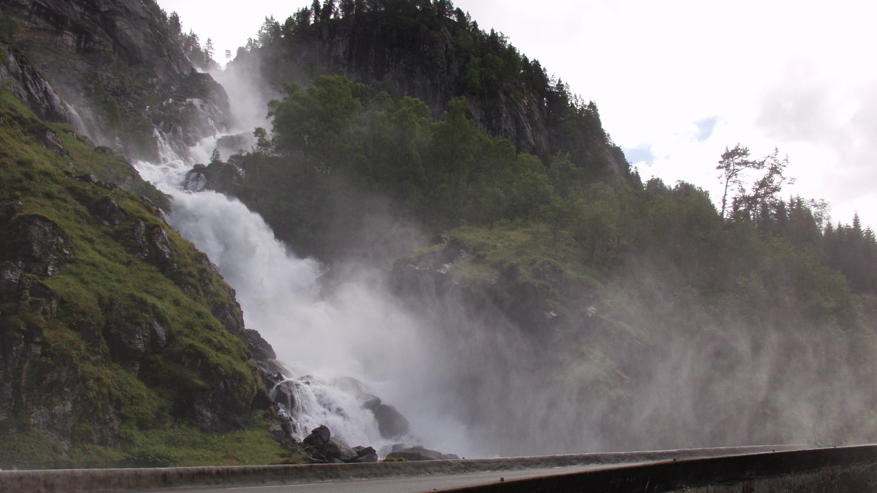 L'eau Tombe Sur le Pont. Wallpaper in 1280x720 Resolution