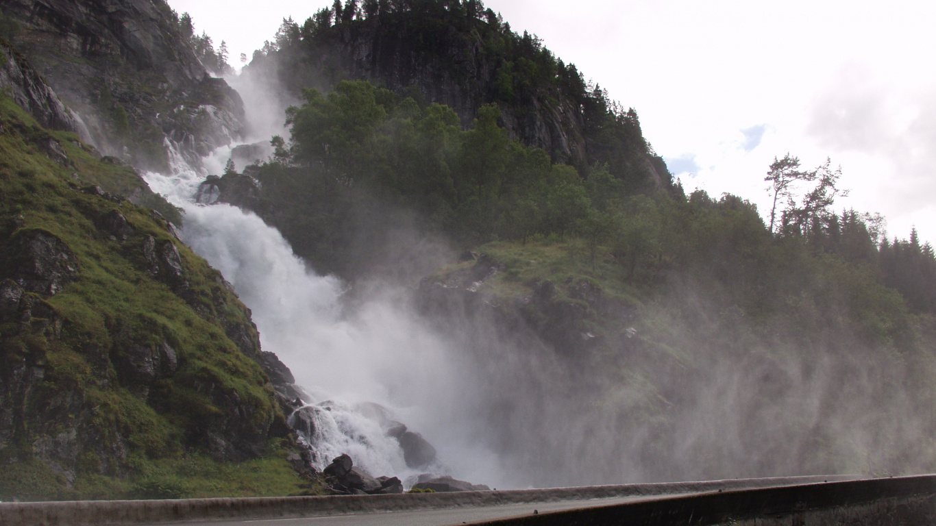 L'eau Tombe Sur le Pont. Wallpaper in 1366x768 Resolution