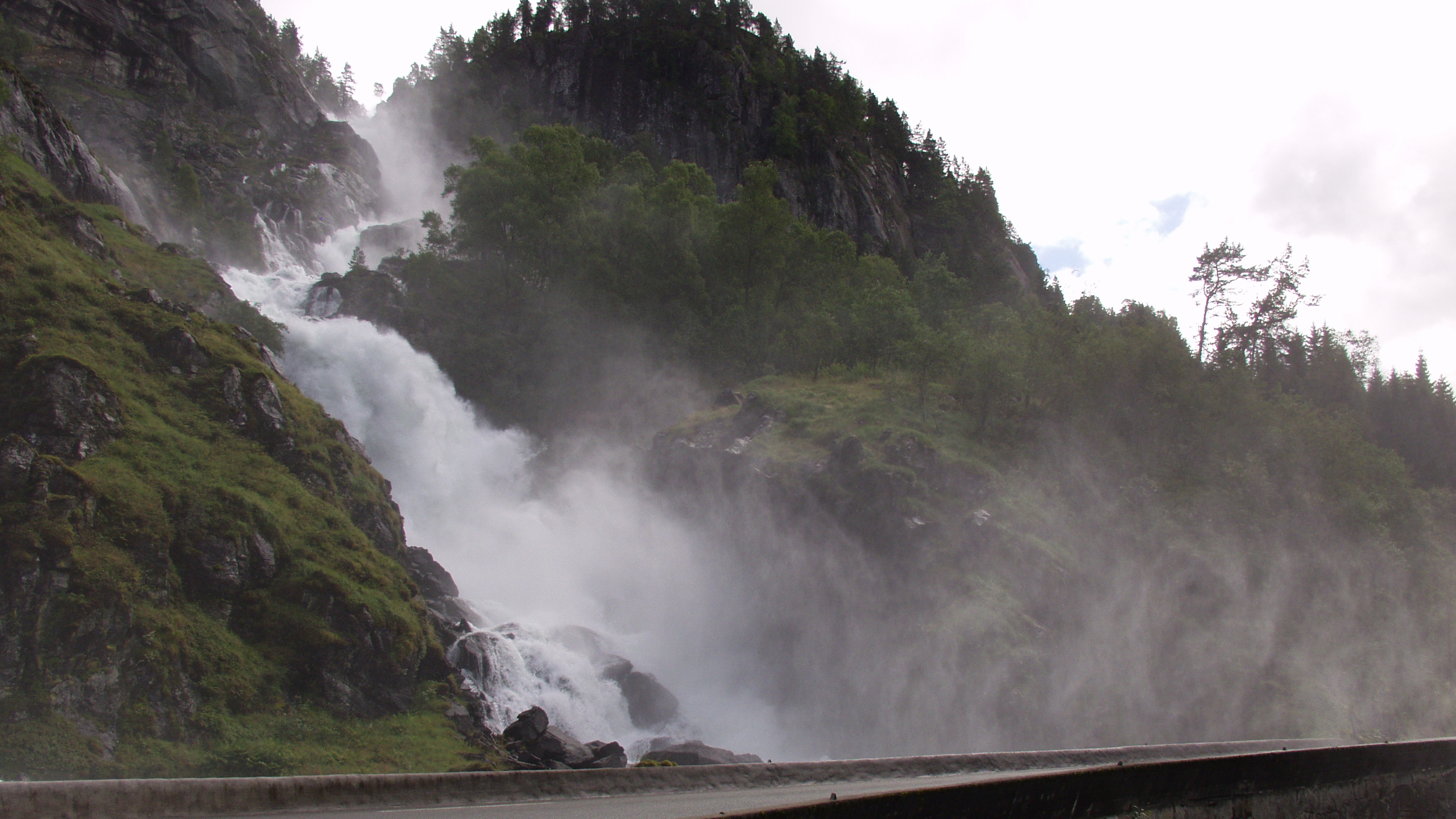 L'eau Tombe Sur le Pont. Wallpaper in 2560x1440 Resolution