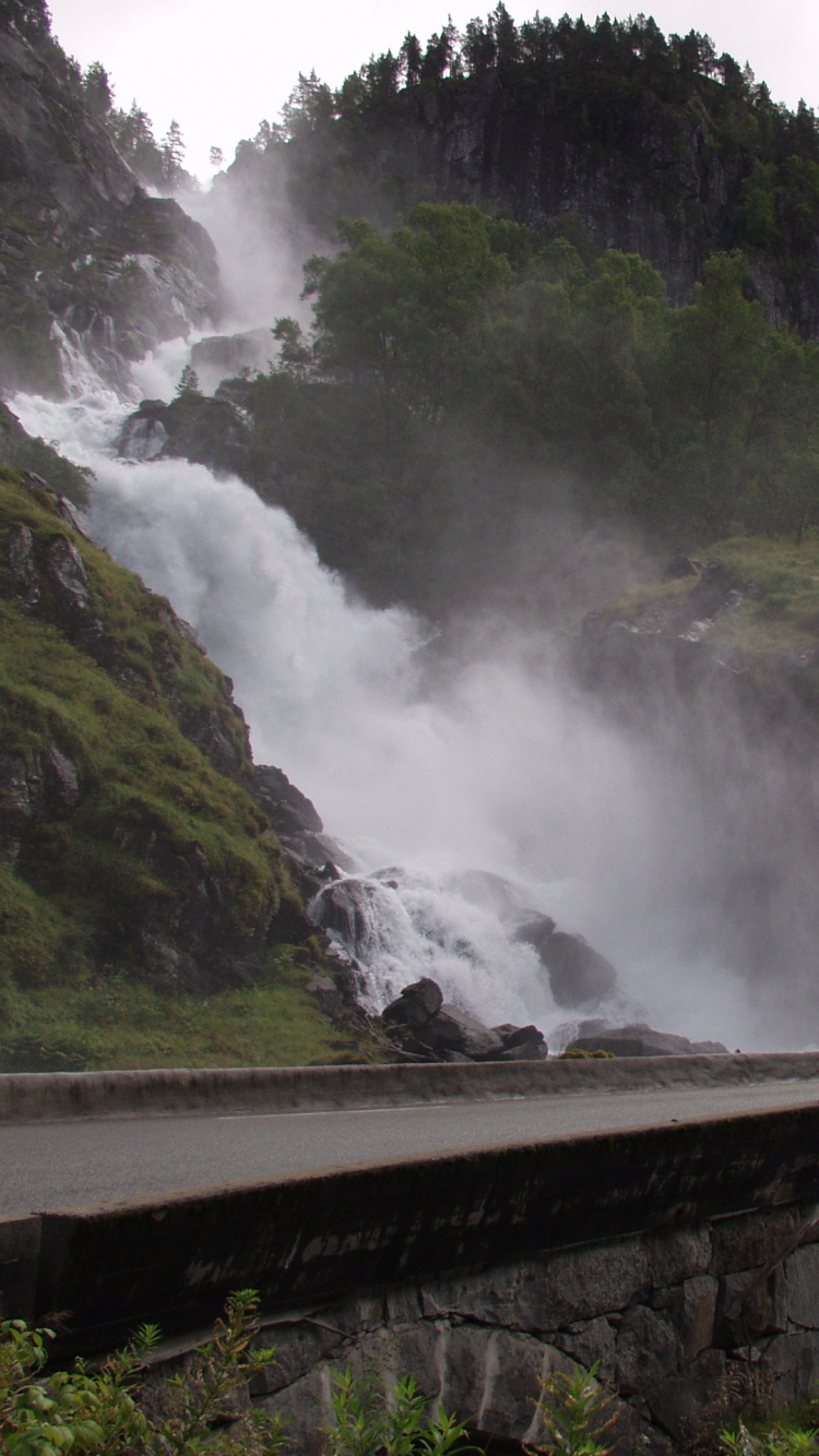 el Agua Cae Sobre el Puente. Wallpaper in 750x1334 Resolution
