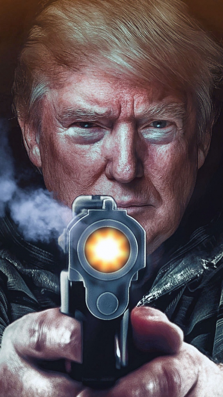 Mann in Schwarz-weiß Gestreiftem Hemd Mit Schwarzer Kamera. Wallpaper in 720x1280 Resolution