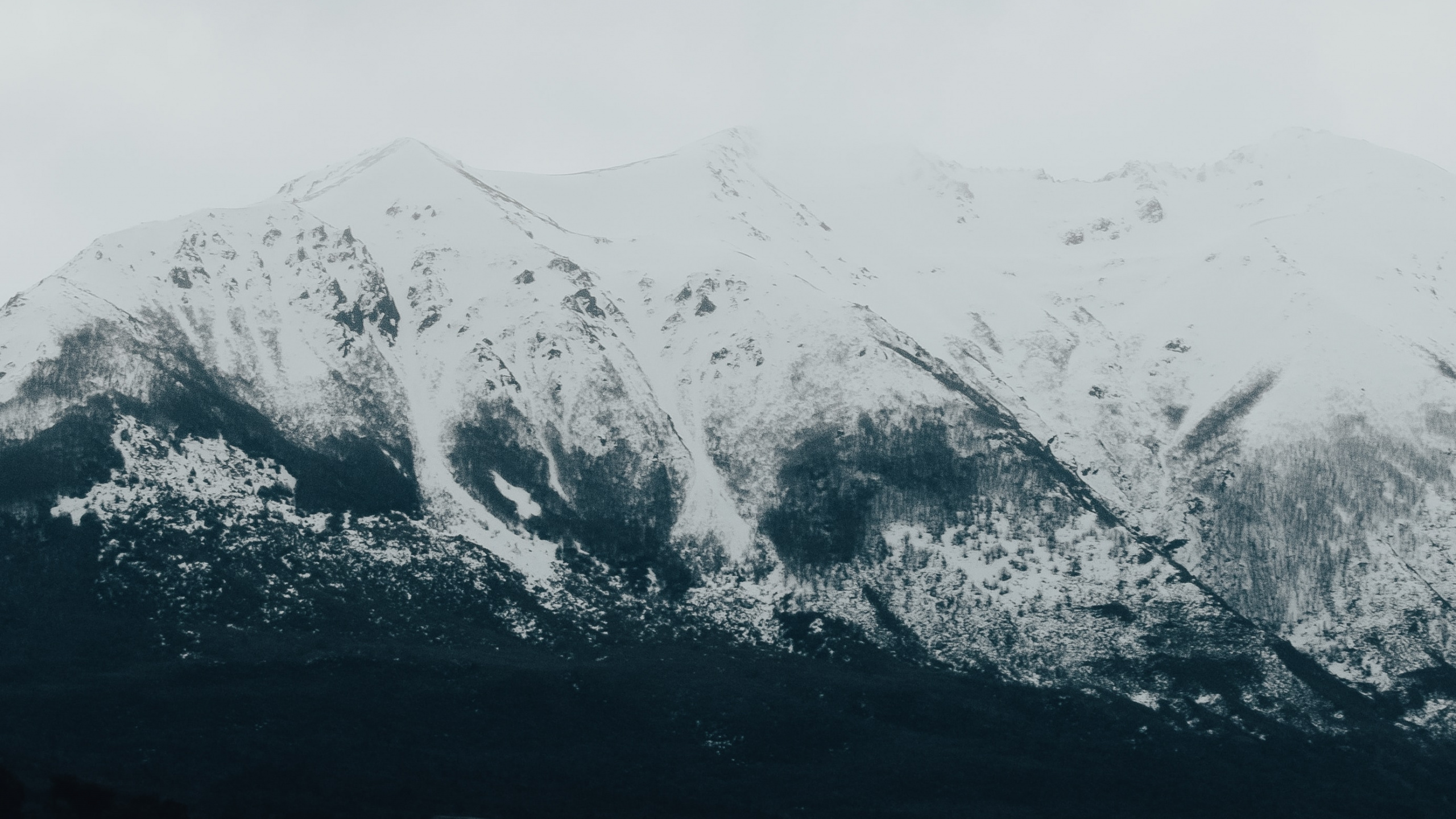 Bergkette, Bergigen Landschaftsformen, Road, Schnee, Hochland. Wallpaper in 2560x1440 Resolution