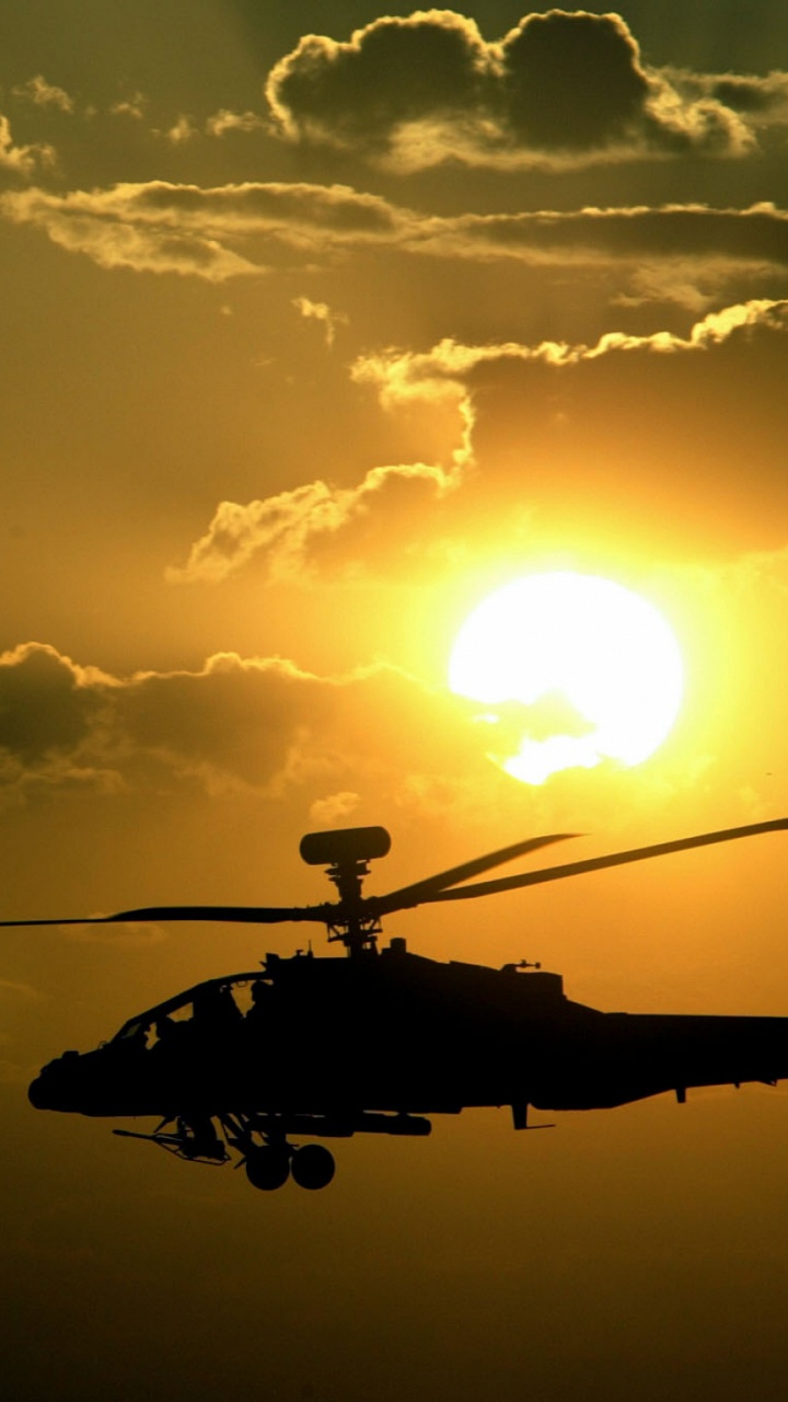 Silueta de Hombre en Helicóptero Bajo un Cielo Nublado Durante la Puesta de Sol. Wallpaper in 720x1280 Resolution