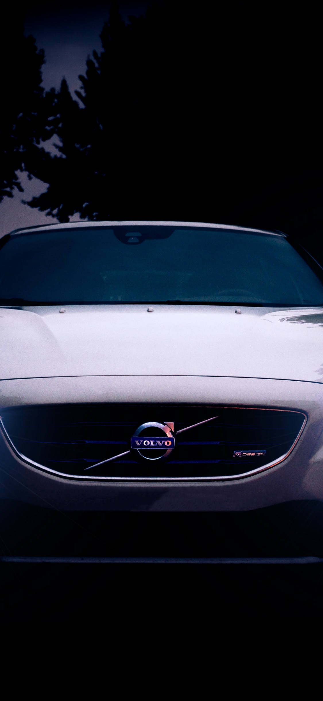 Voiture Blanche Avec Lumière Allumée Pendant la Nuit. Wallpaper in 1125x2436 Resolution