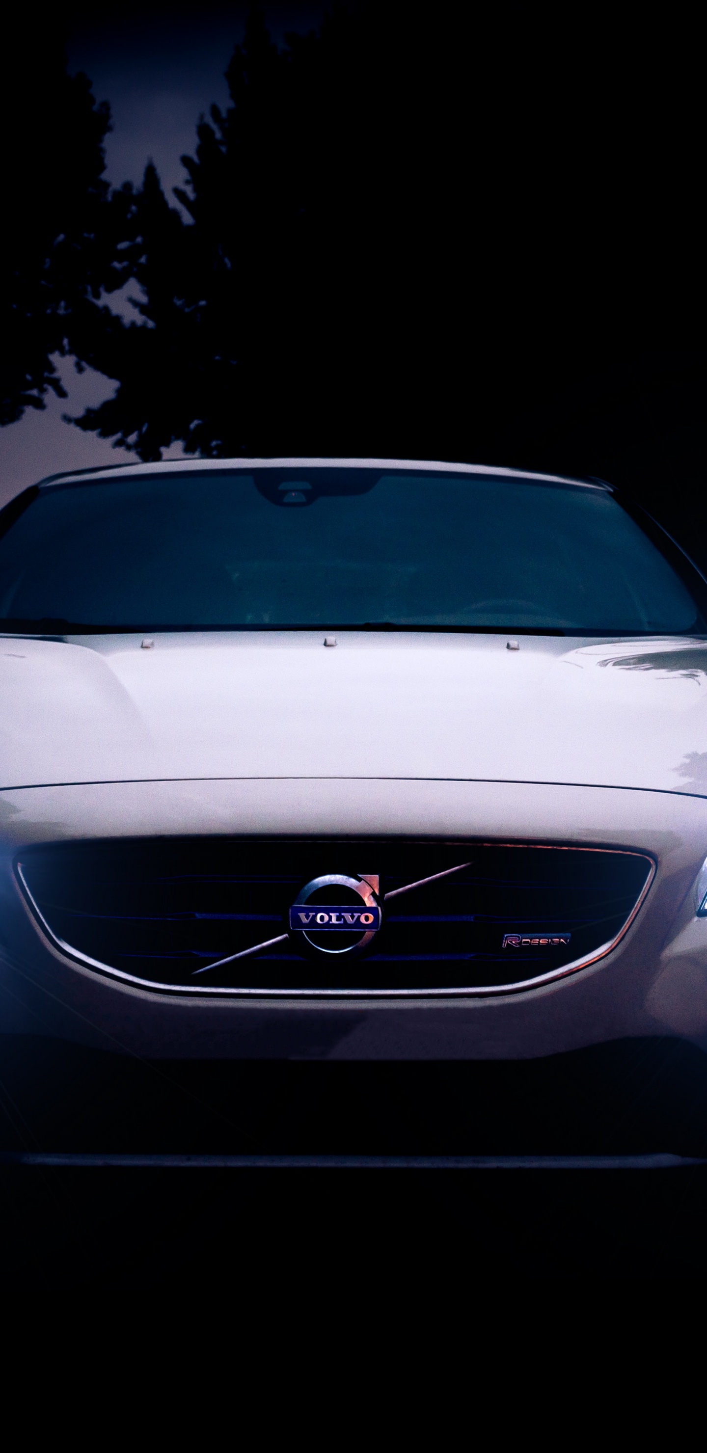 Weißes Auto Mit Eingeschaltetem Licht in Der Nacht. Wallpaper in 1440x2960 Resolution