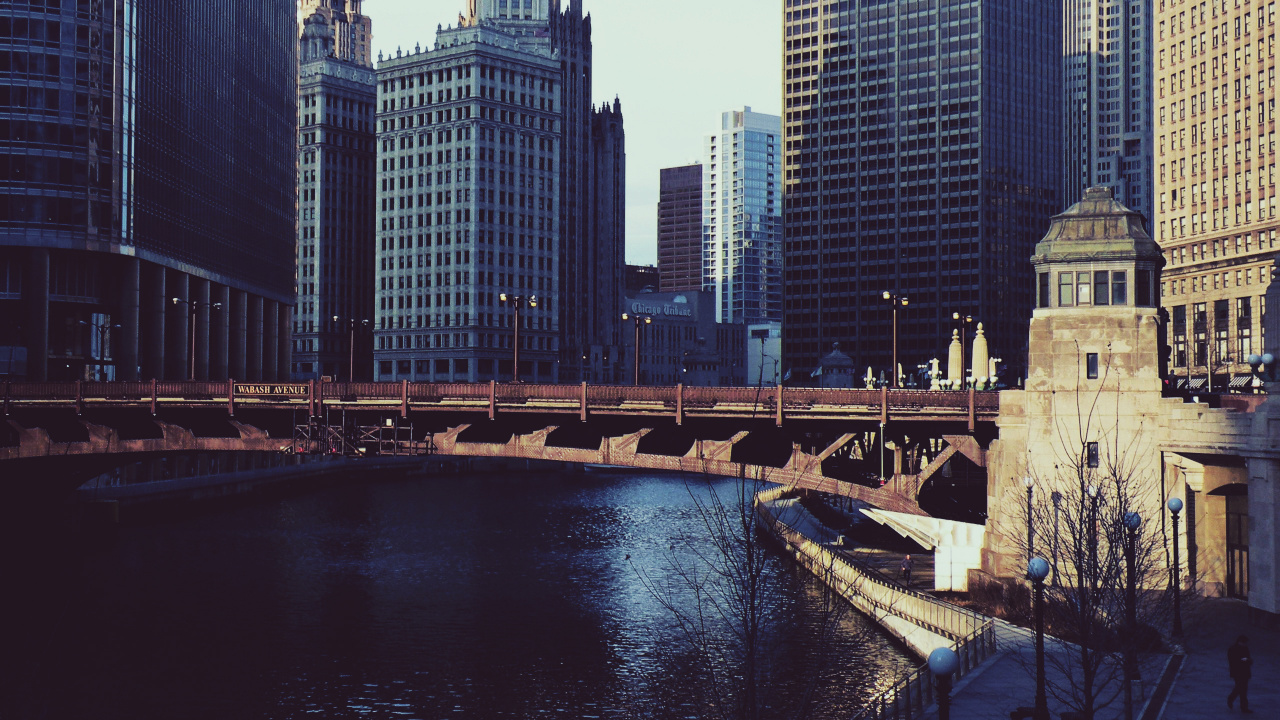 Plan D'eau Près Des Bâtiments de la Ville Pendant la Journée. Wallpaper in 1280x720 Resolution