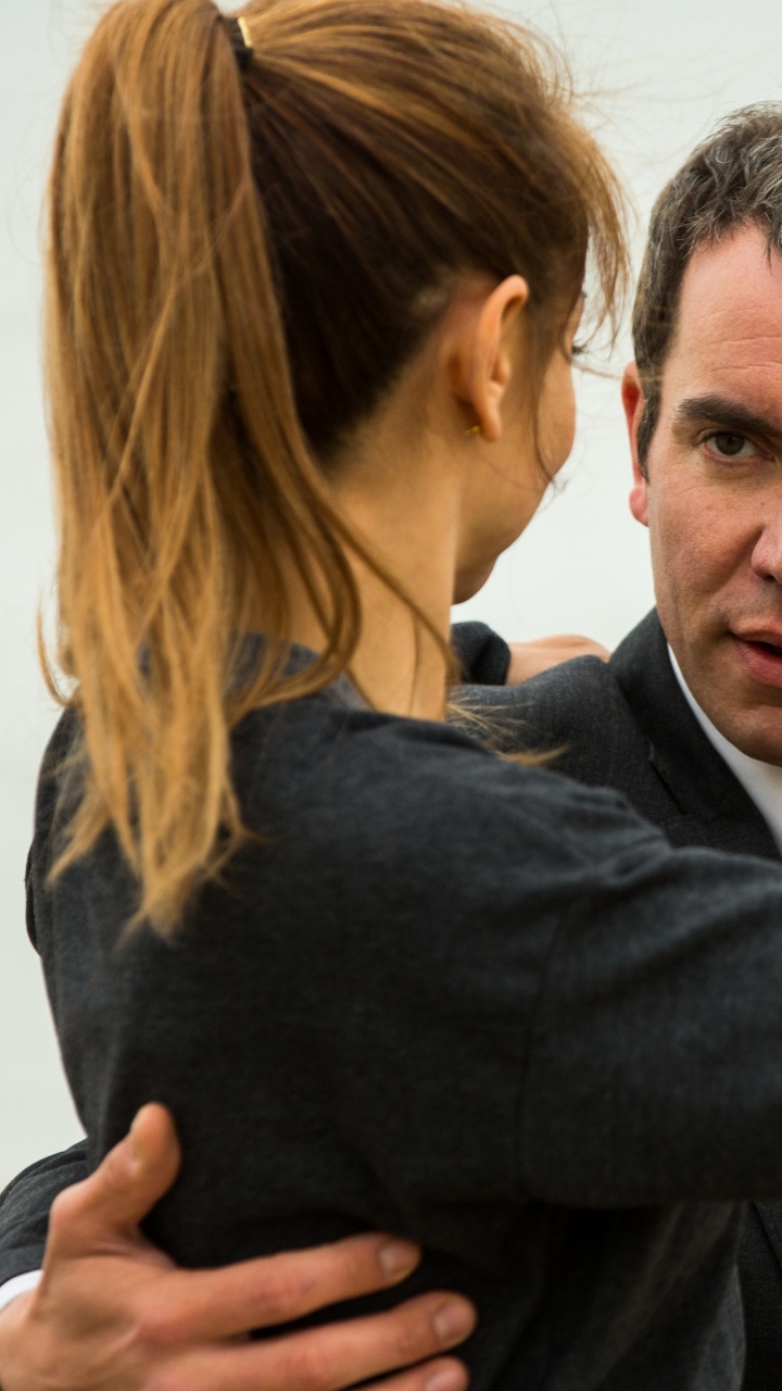 Mike Van Diem, The Surprise, Conversation, White Collar Worker, Professional. Wallpaper in 720x1280 Resolution