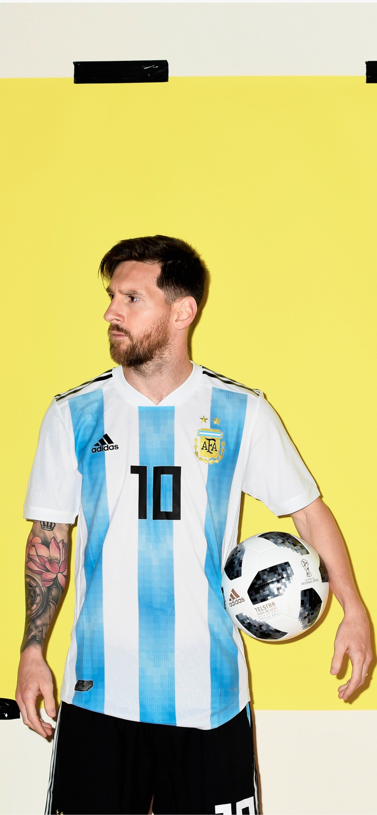 Hombre en Blanco y Negro Adidas Camiseta de Cuello Redondo y Pantalón Negro. Wallpaper in 1242x2688 Resolution