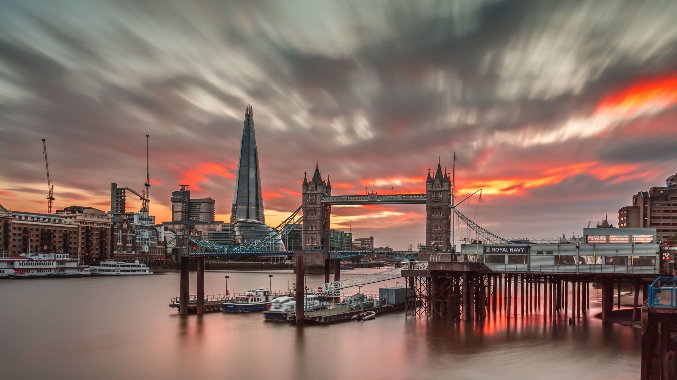 Brücke Über Gewässer Während Der Nacht. Wallpaper in 1366x768 Resolution