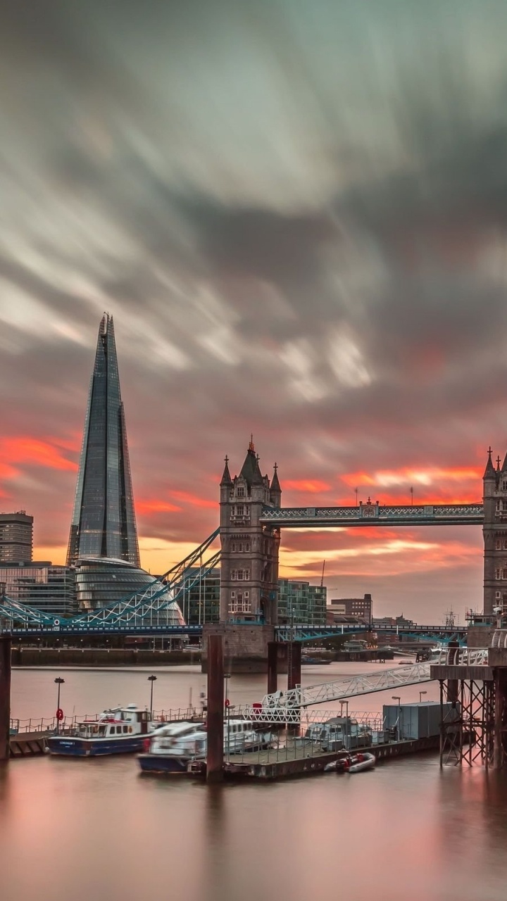 Brücke Über Gewässer Während Der Nacht. Wallpaper in 720x1280 Resolution