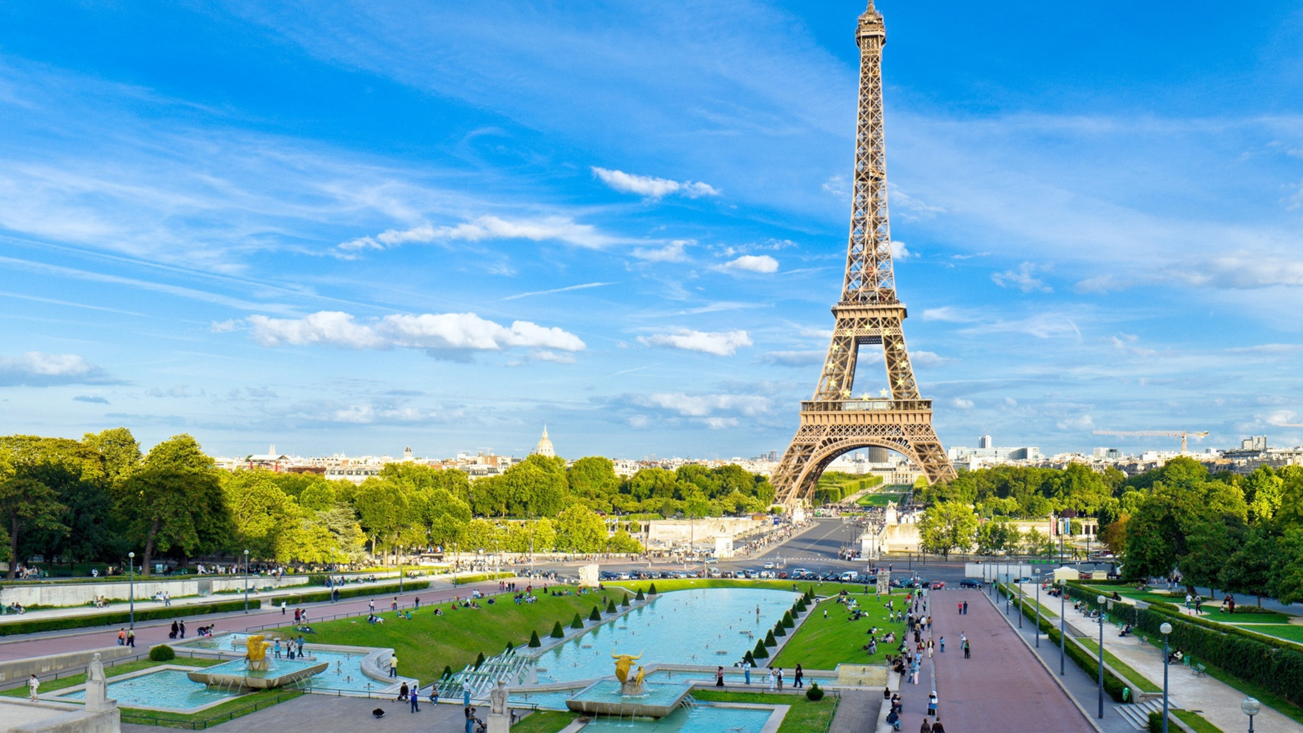 Torre Eiffel Bajo un Cielo Azul Durante el Día. Wallpaper in 2560x1440 Resolution