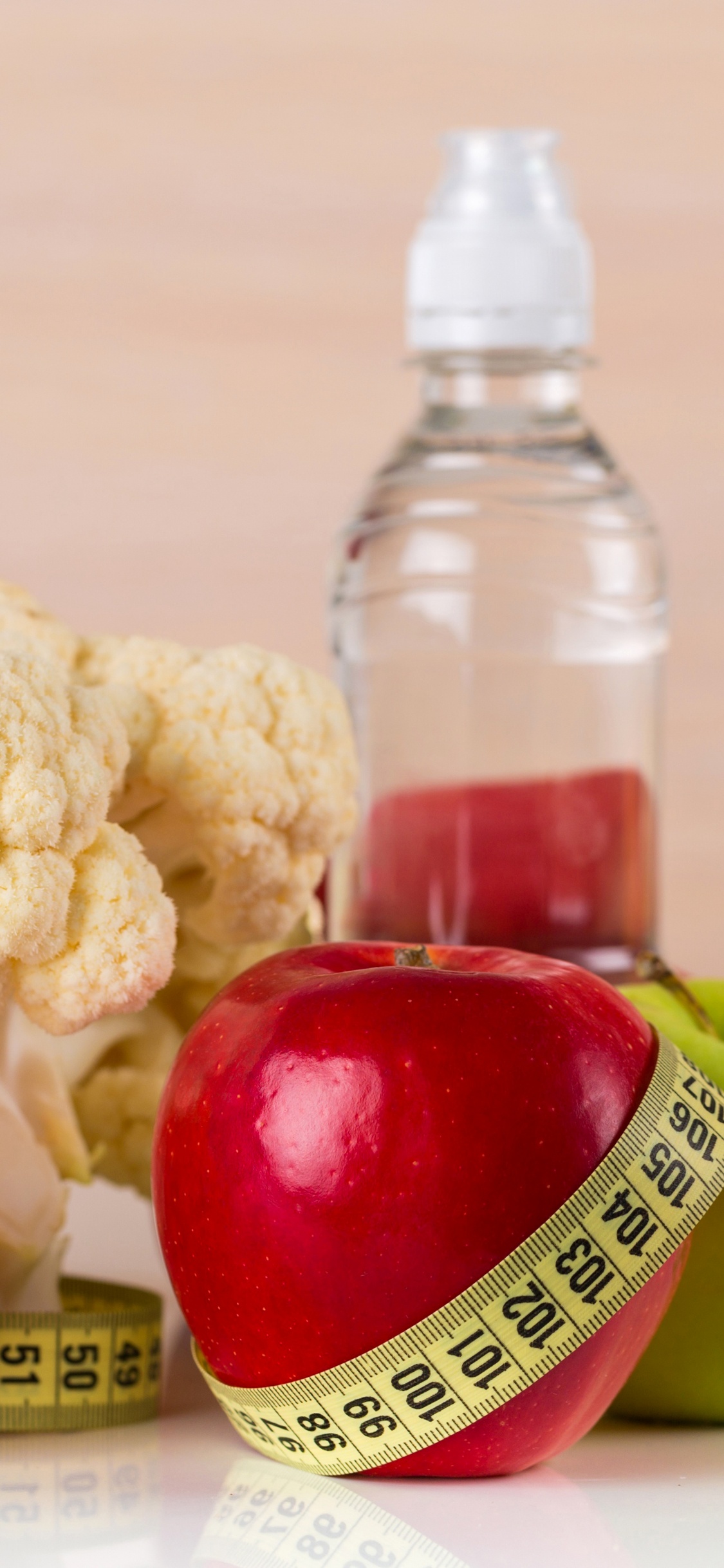 Rodajas de Limón Junto a Manzana Roja y Ajo.. Wallpaper in 1125x2436 Resolution