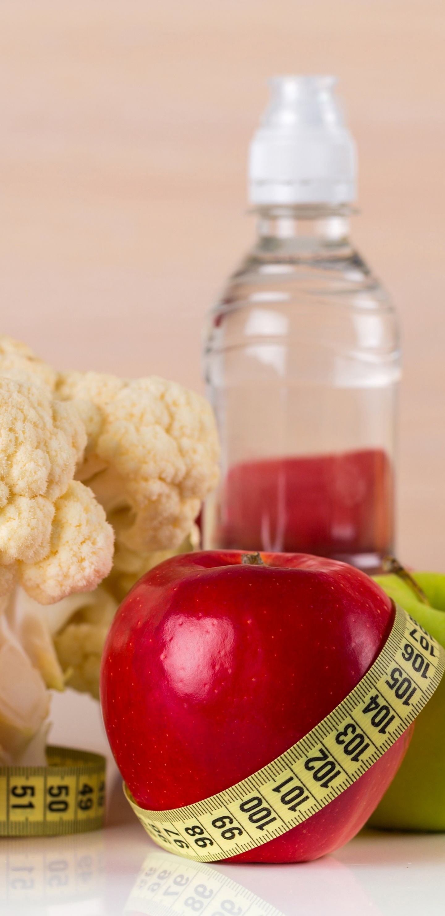 Zitronenscheiben Neben Roten Apfelfrüchten Und Knoblauch. Wallpaper in 1440x2960 Resolution