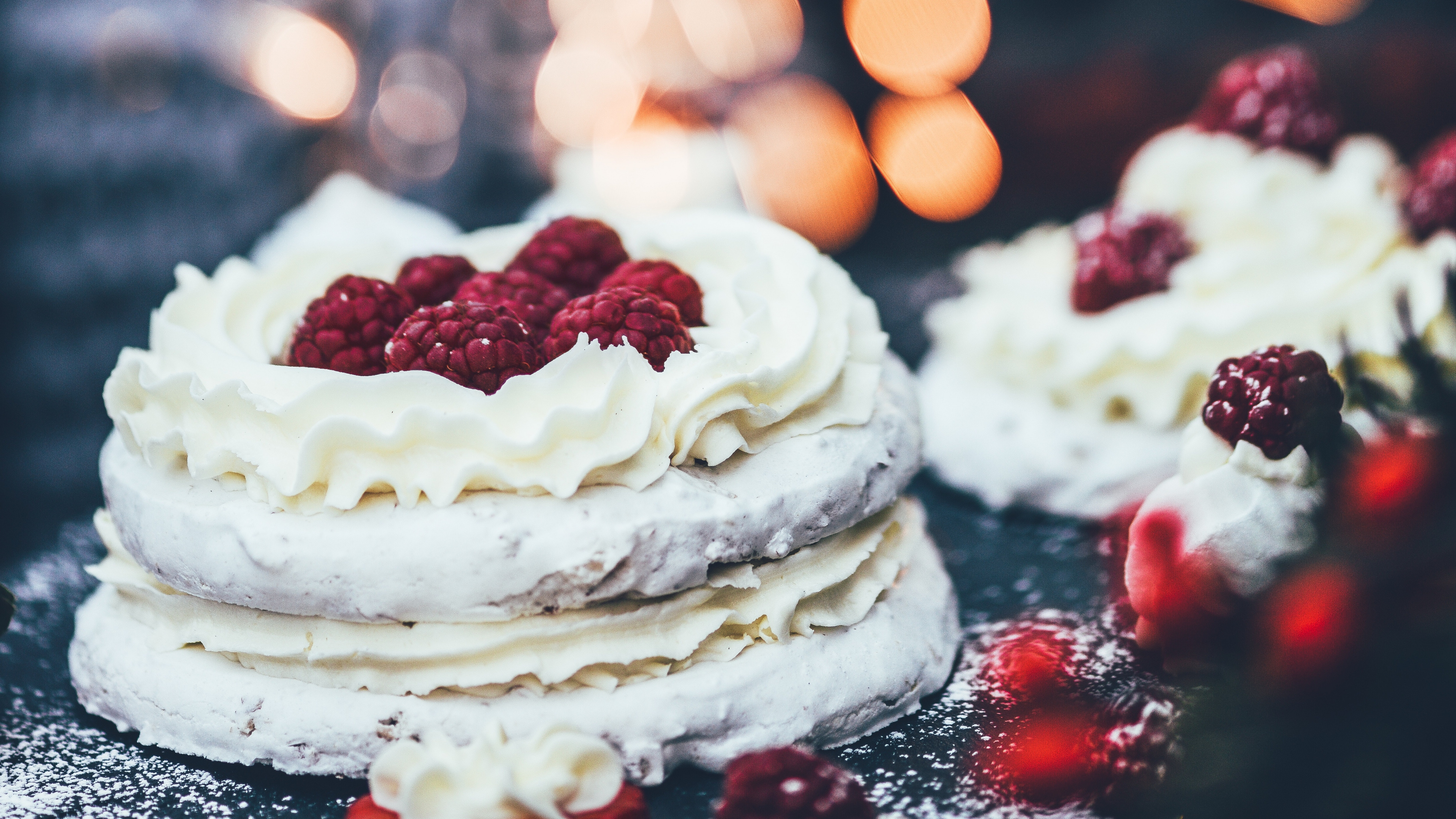 Gâteau Blanc et Rouge Avec Des Pépites Rouges et Blanches Sur le Dessus. Wallpaper in 3840x2160 Resolution