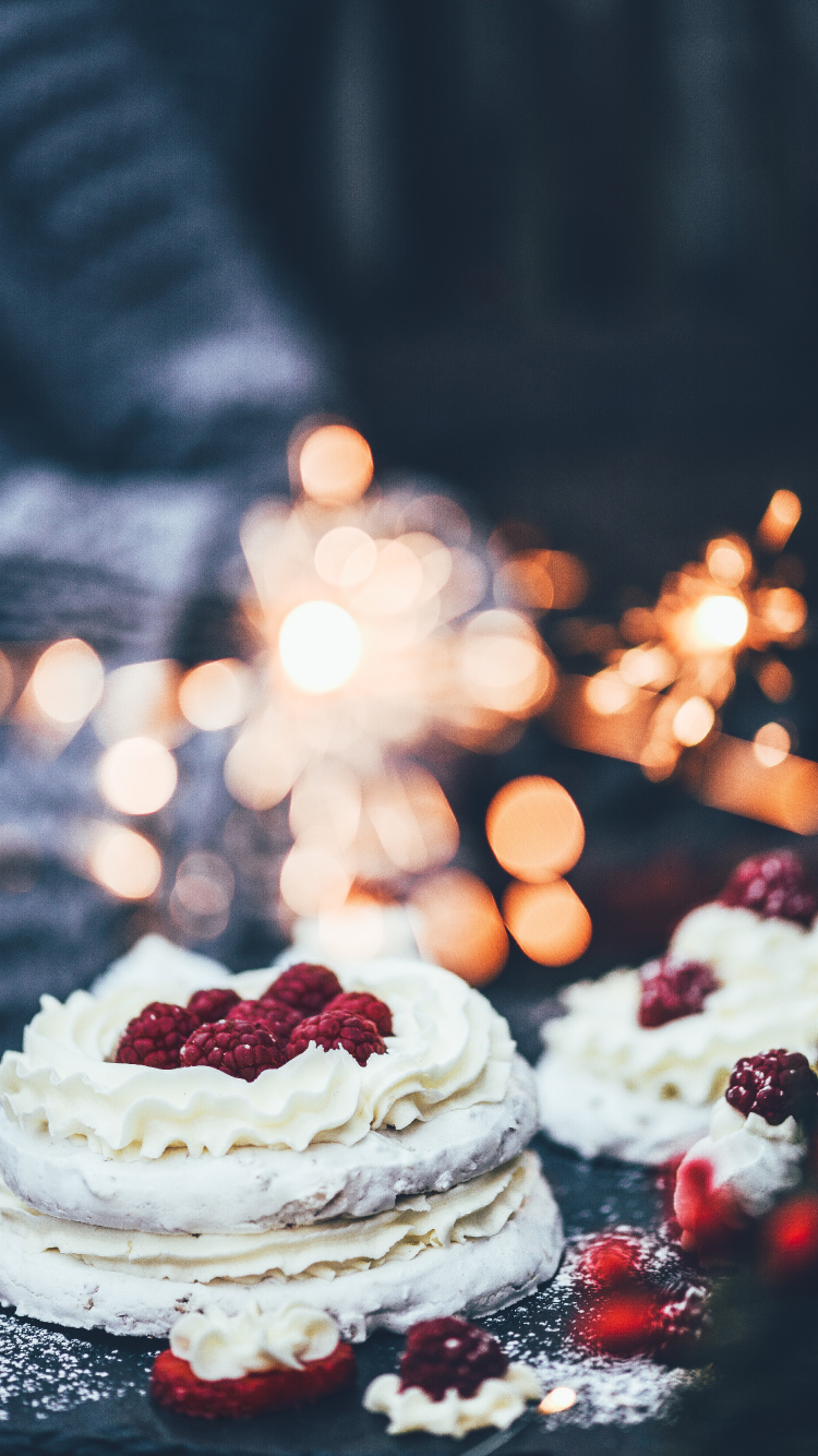 Weiß-roter Kuchen Mit Rot-weißen Streuseln. Wallpaper in 750x1334 Resolution