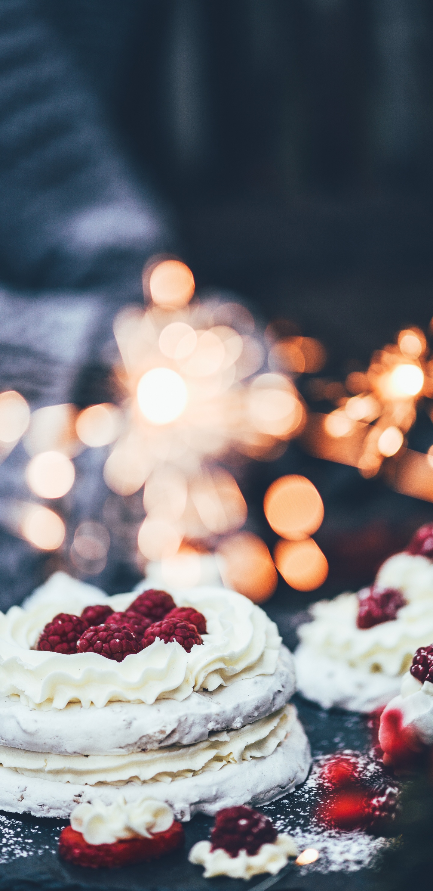 Pastel Blanco y Rojo Con Chispas Rojas y Blancas en la Parte Superior. Wallpaper in 1440x2960 Resolution