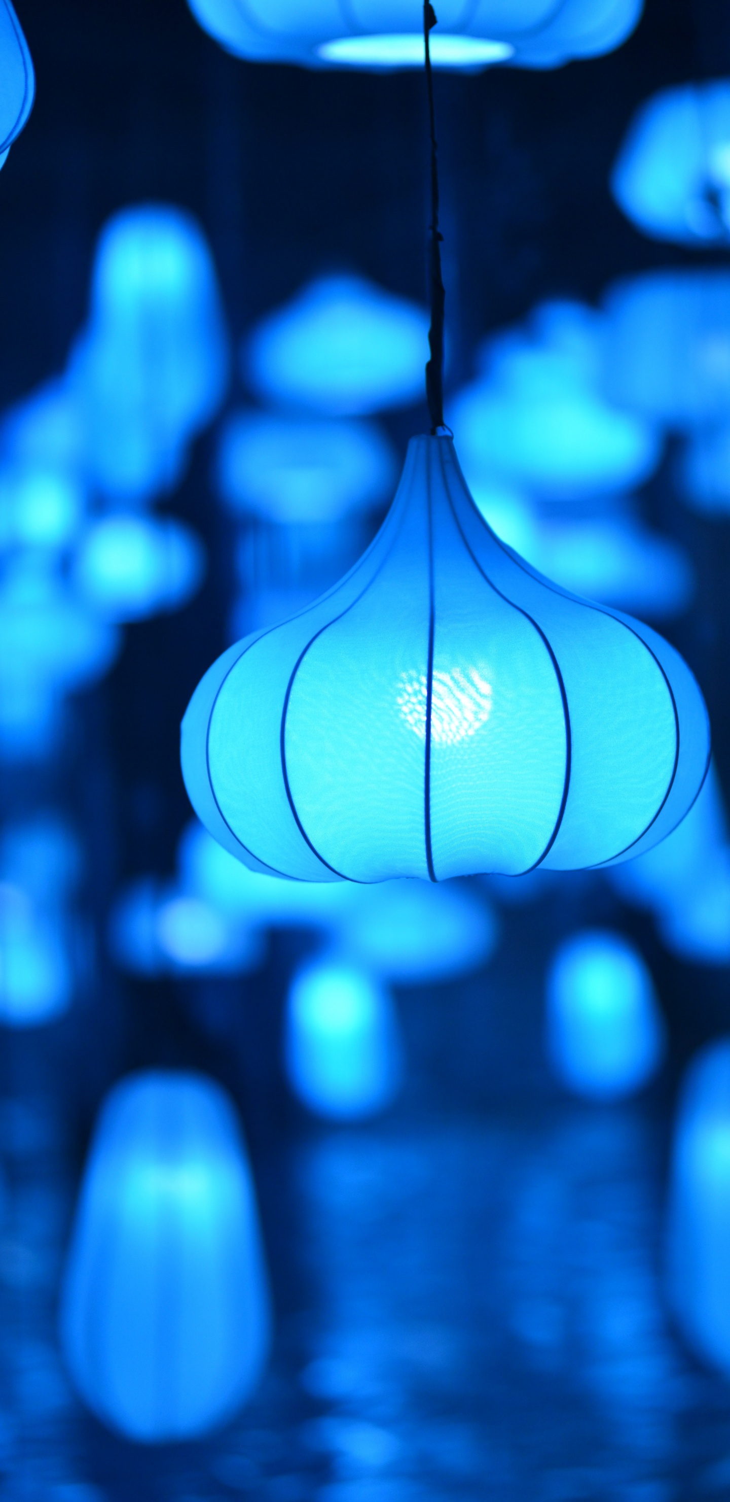 Weiße Pendelleuchte Nachts Eingeschaltet. Wallpaper in 1440x2960 Resolution