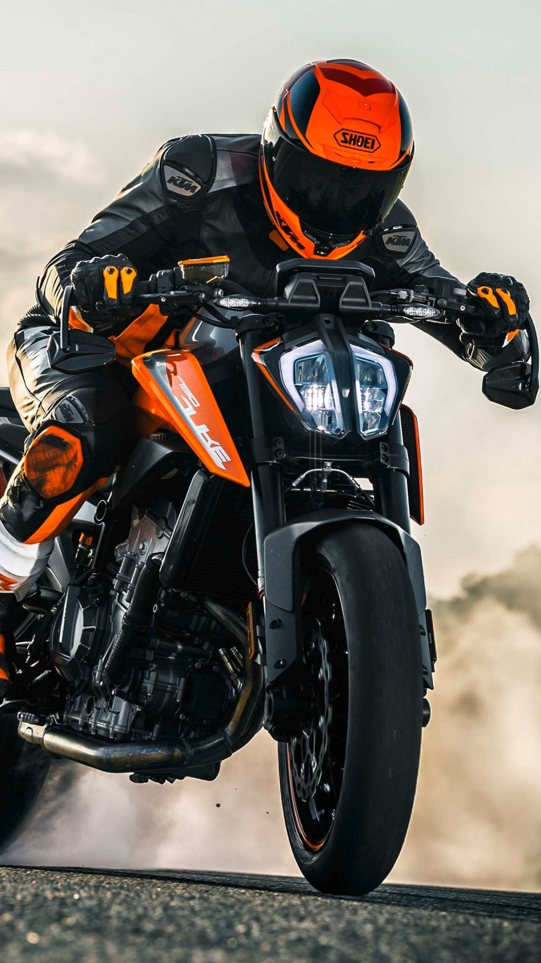 Hombre en Traje de Motocicleta Negro y Naranja Montando Bicicleta Deportiva Negra. Wallpaper in 1080x1920 Resolution