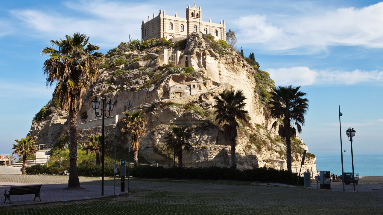 Edificio de Hormigón Blanco Cerca de Árboles Bajo un Cielo Azul Durante el Día. Wallpaper in 1280x720 Resolution