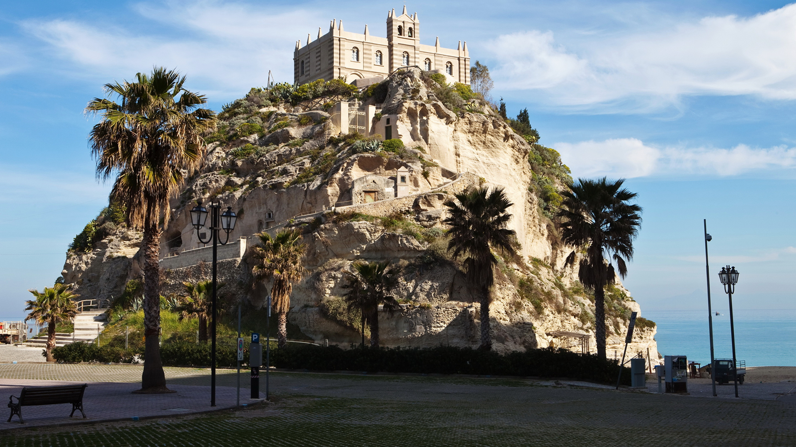 Weißes Betongebäude in Der Nähe Von Bäumen Unter Blauem Himmel Tagsüber. Wallpaper in 2560x1440 Resolution