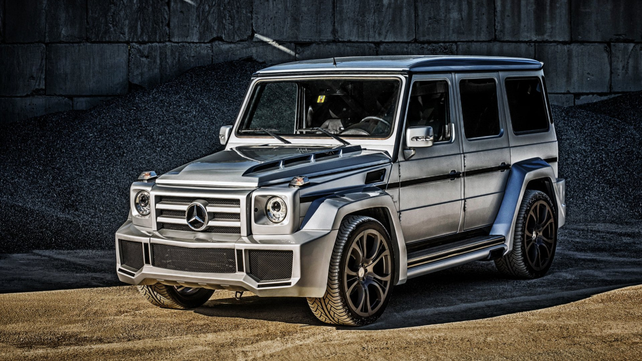 Blauer Mercedes Benz g Klasse Suv Geparkt Neben Grauer Betonwand Tagsüber. Wallpaper in 1280x720 Resolution