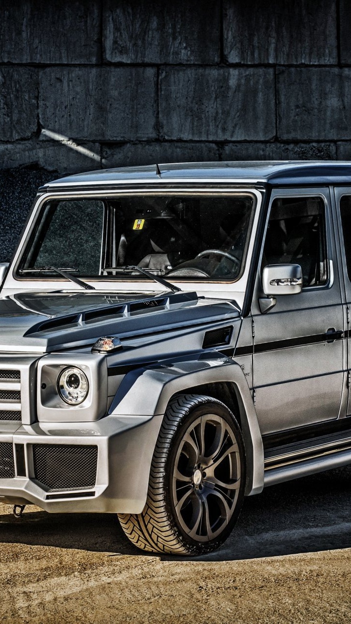 Mercedes Benz Classe G Bleu Suv Garé à Côté D'un Mur de Béton Gris Pendant la Journée. Wallpaper in 720x1280 Resolution