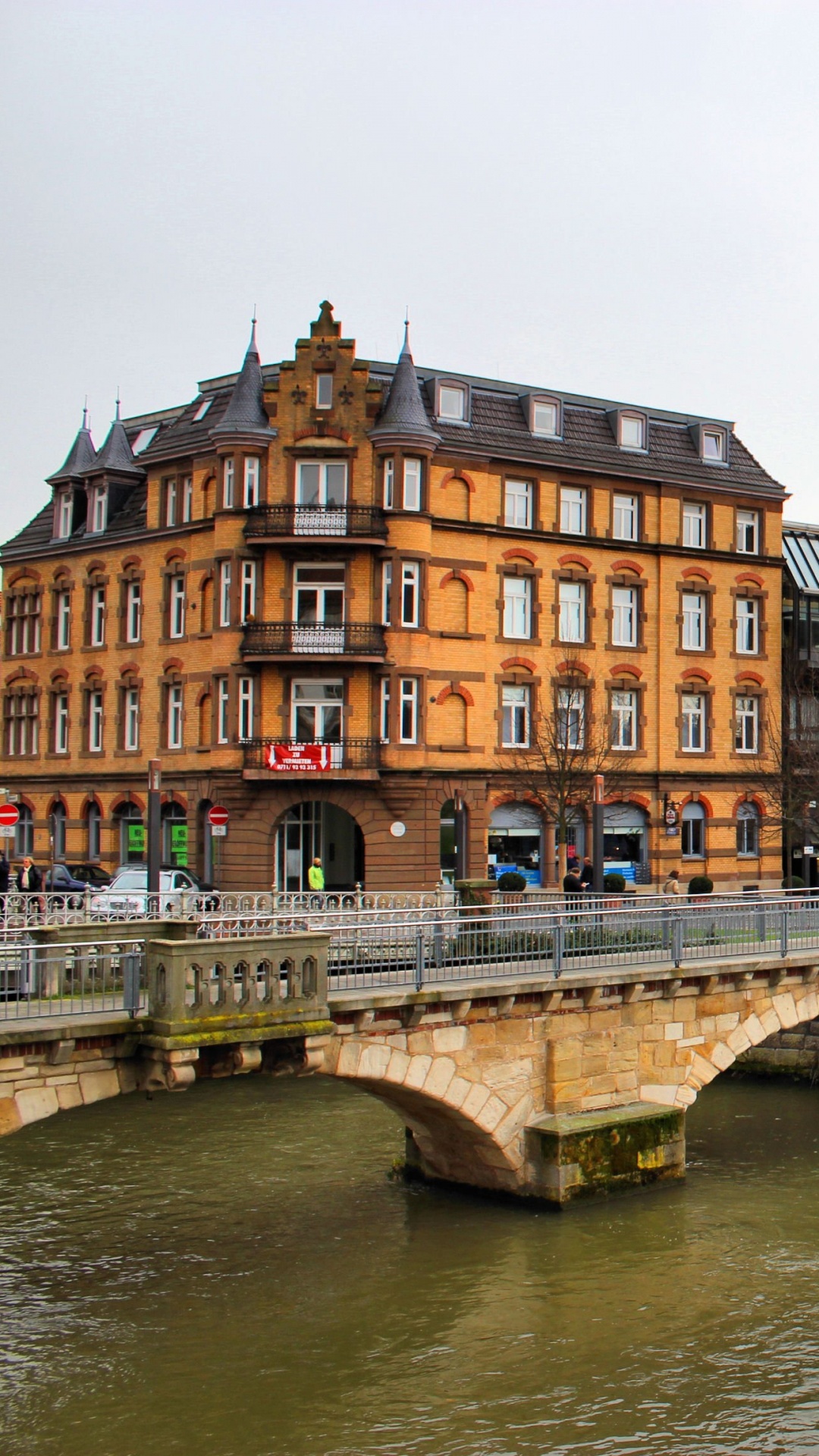 Braunes Betongebäude in Der Nähe Von Brücke Und Fluss Tagsüber. Wallpaper in 1080x1920 Resolution