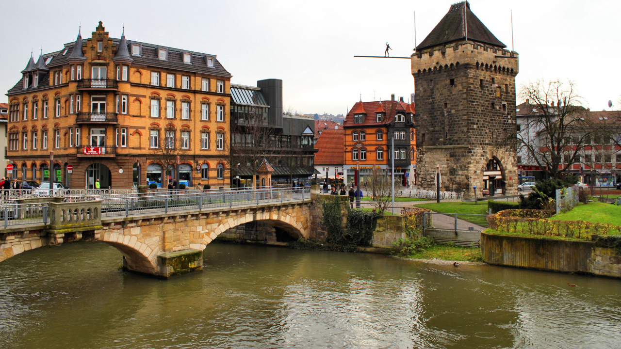 Bâtiment en Béton Brun Près du Pont et de la Rivière Pendant la Journée. Wallpaper in 1280x720 Resolution
