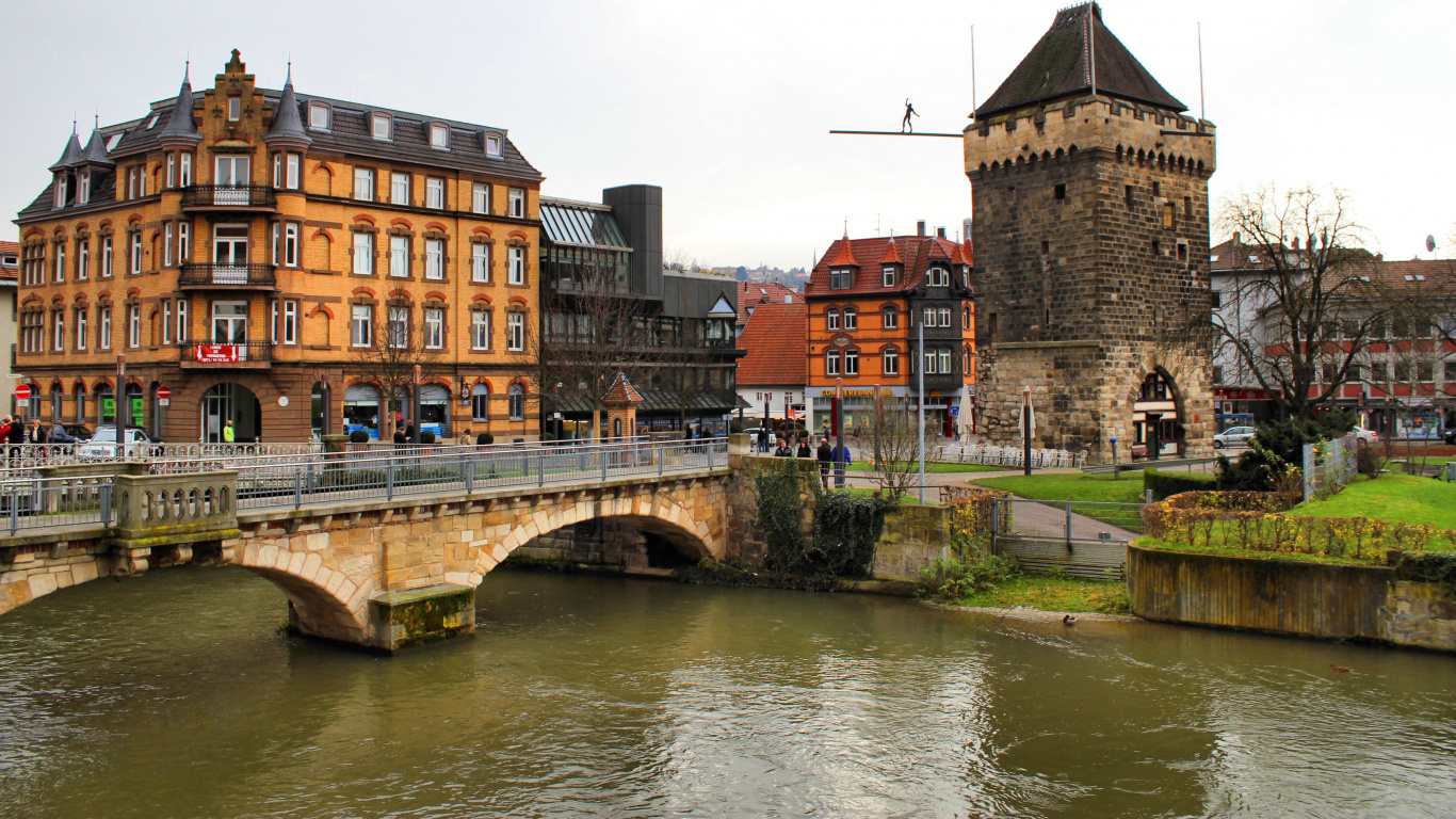 Bâtiment en Béton Brun Près du Pont et de la Rivière Pendant la Journée. Wallpaper in 1366x768 Resolution