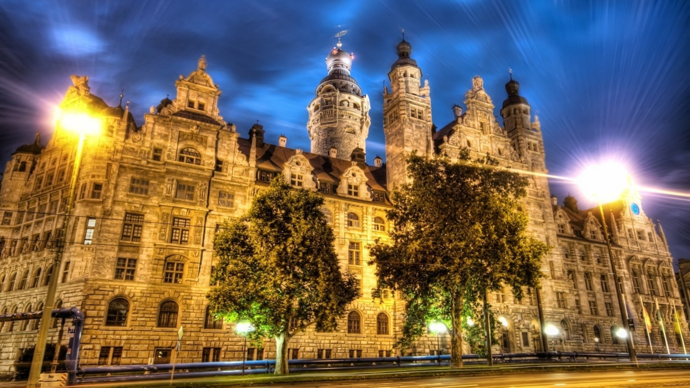 Braunes Betongebäude in Der Nacht. Wallpaper in 1366x768 Resolution