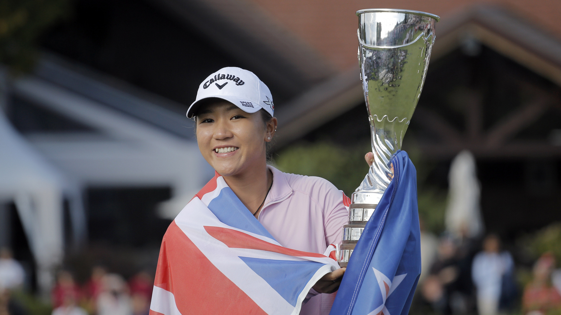 Hombre en Camisa Polo a Rayas Rojas y Azules Blancas Sosteniendo Una Copa de Vino Verde. Wallpaper in 1920x1080 Resolution