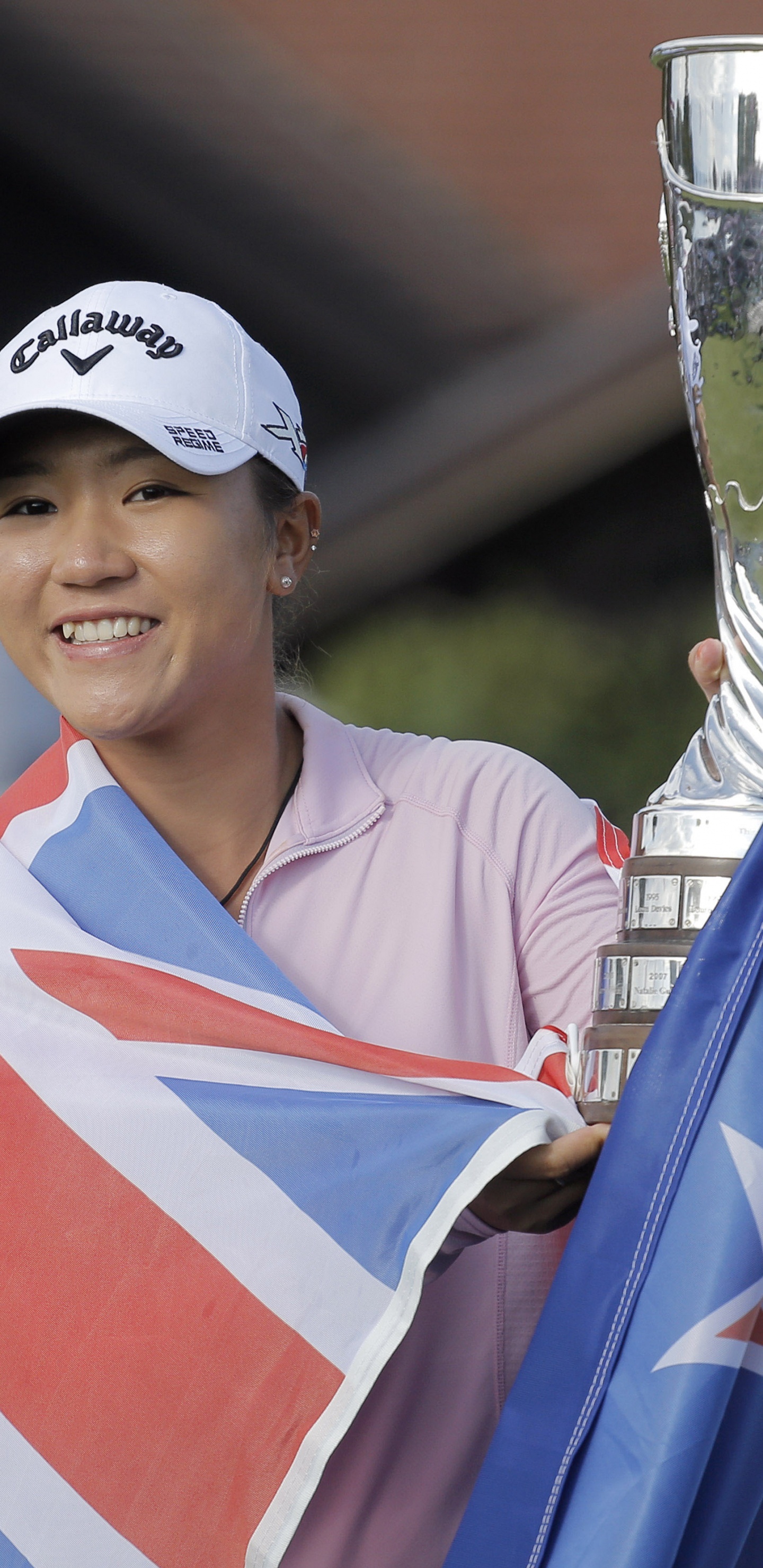L'homme en Blanc Polo Rayé Rouge et Bleu Tenant un Verre de Vin Vert. Wallpaper in 1440x2960 Resolution