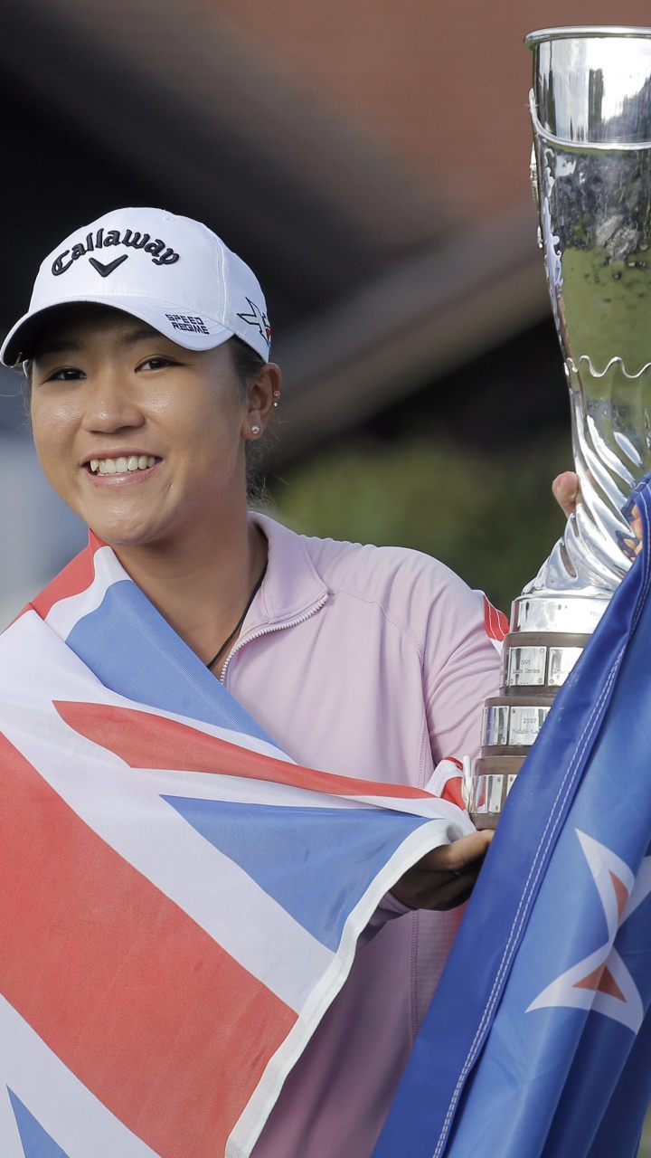 L'homme en Blanc Polo Rayé Rouge et Bleu Tenant un Verre de Vin Vert. Wallpaper in 720x1280 Resolution