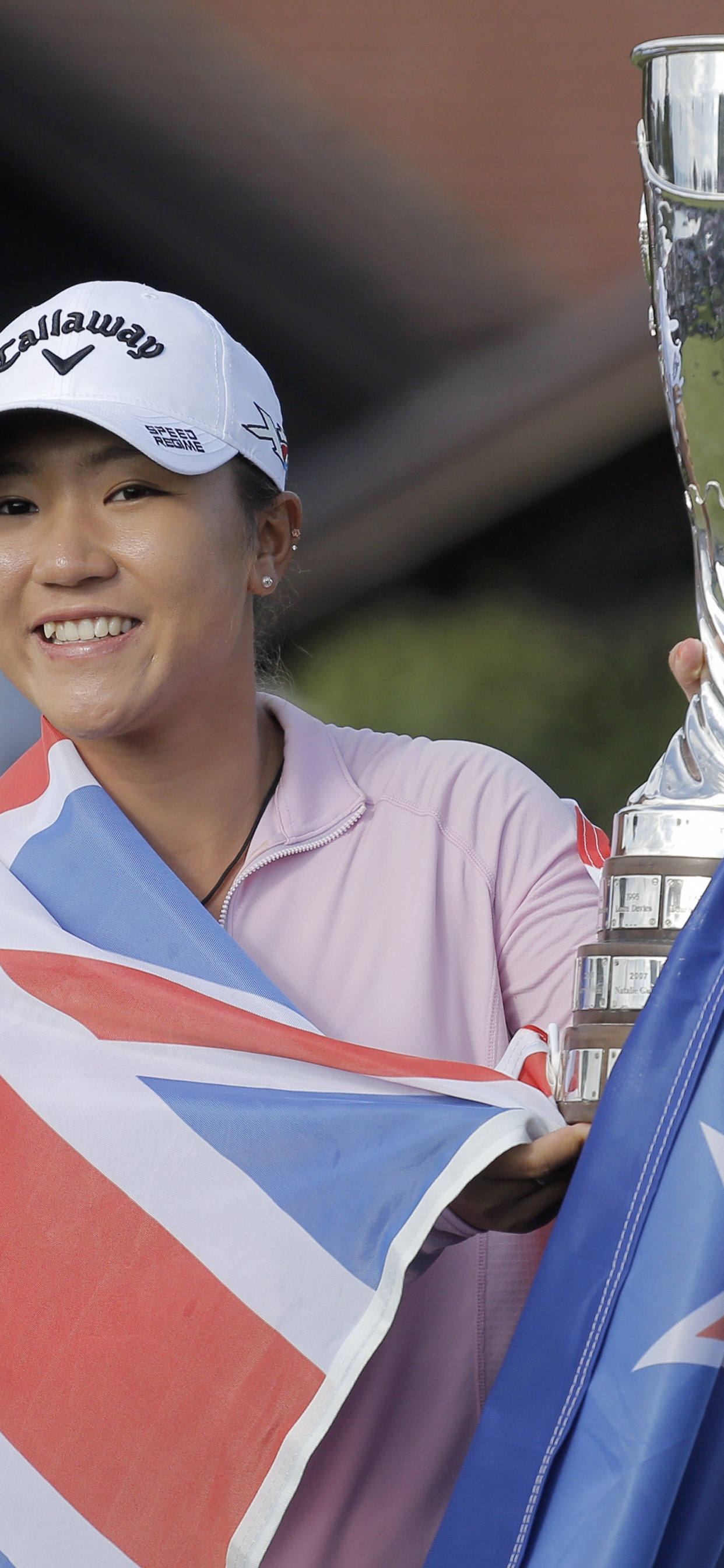 Mann im Weiß-rot-blau Gestreiften Poloshirt Mit Grünem Weinglas. Wallpaper in 1242x2688 Resolution