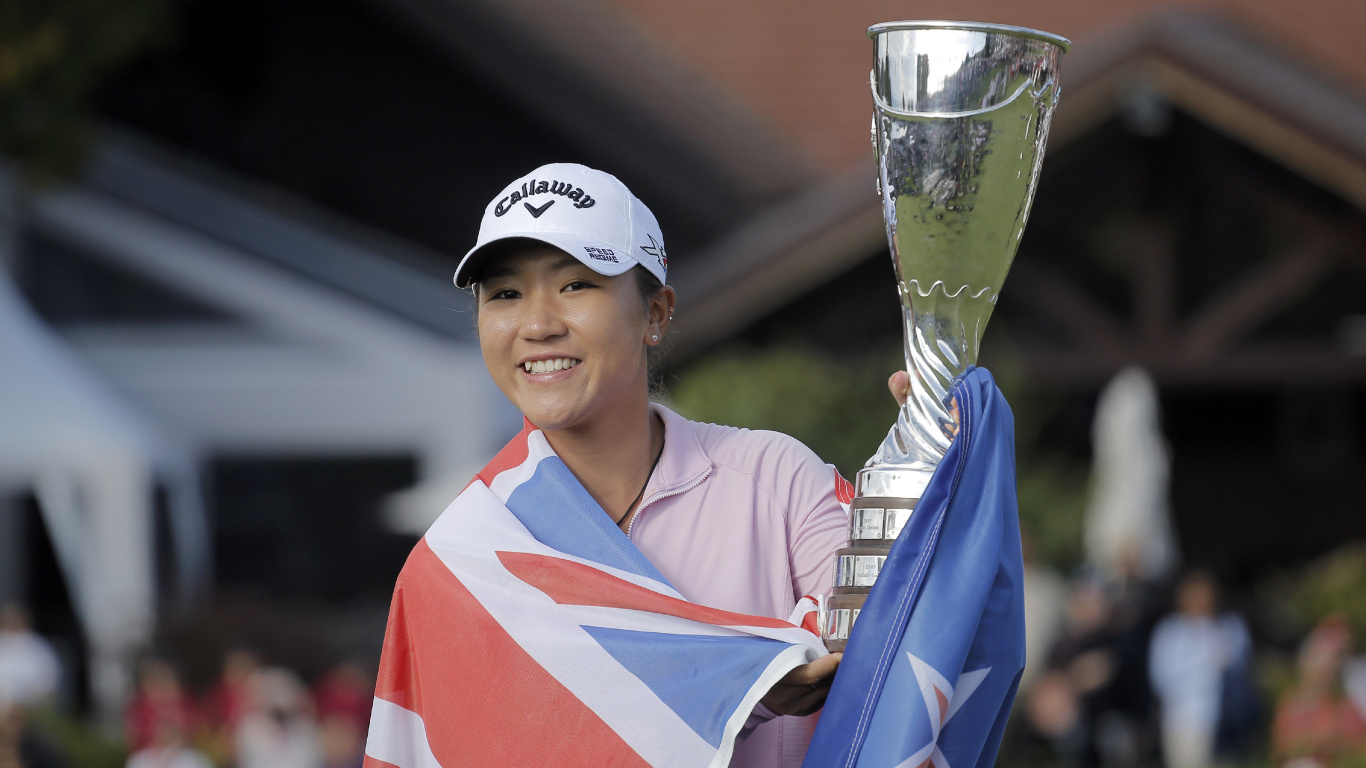 Mann im Weiß-rot-blau Gestreiften Poloshirt Mit Grünem Weinglas. Wallpaper in 1366x768 Resolution
