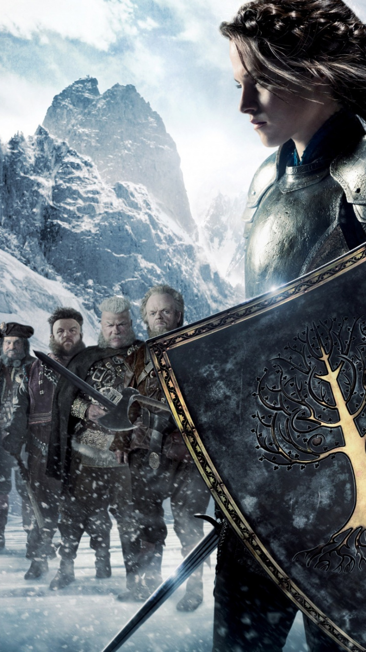 Homme en Manteau Noir et or Tenant Une Épée. Wallpaper in 750x1334 Resolution