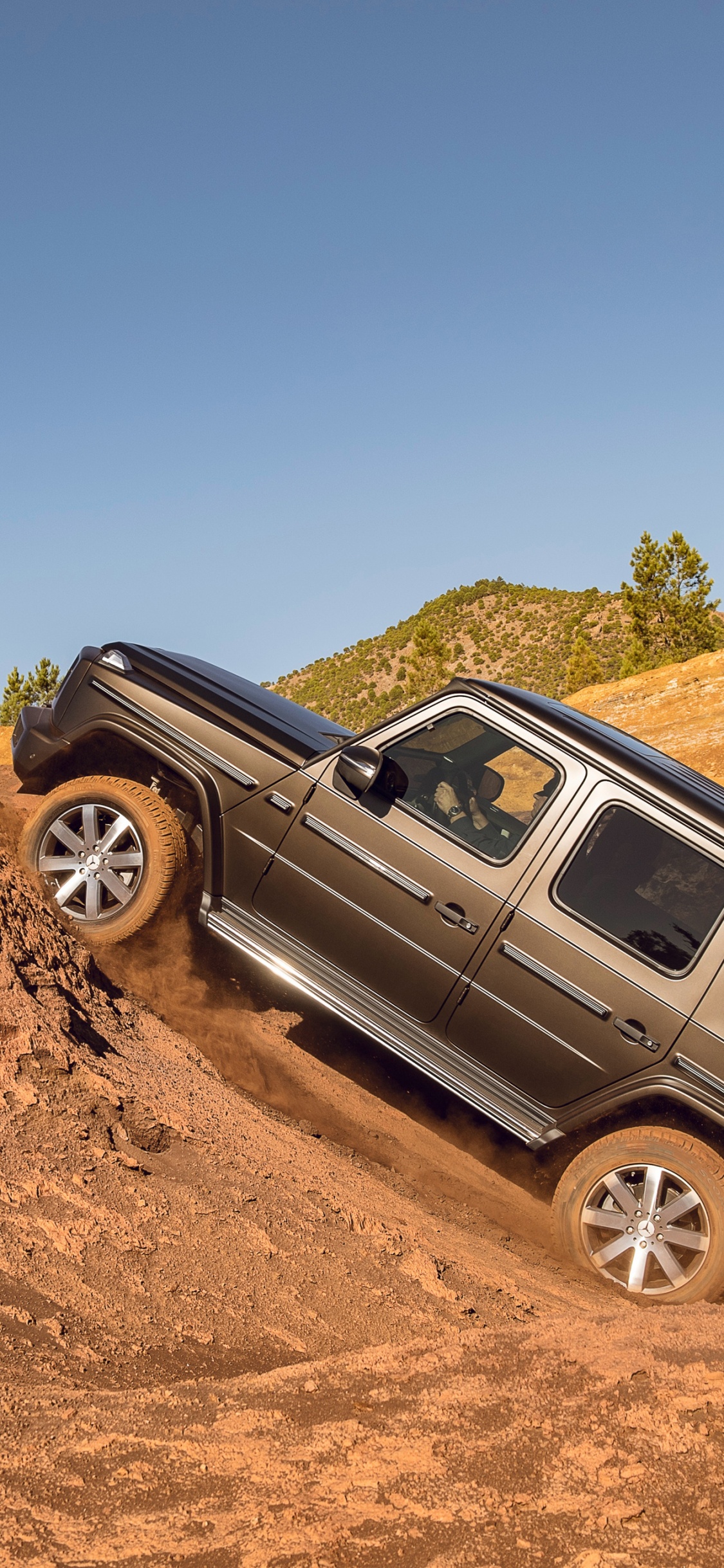 Schwarzer Geländewagen Auf Brauner Schotterstraße Tagsüber. Wallpaper in 1125x2436 Resolution