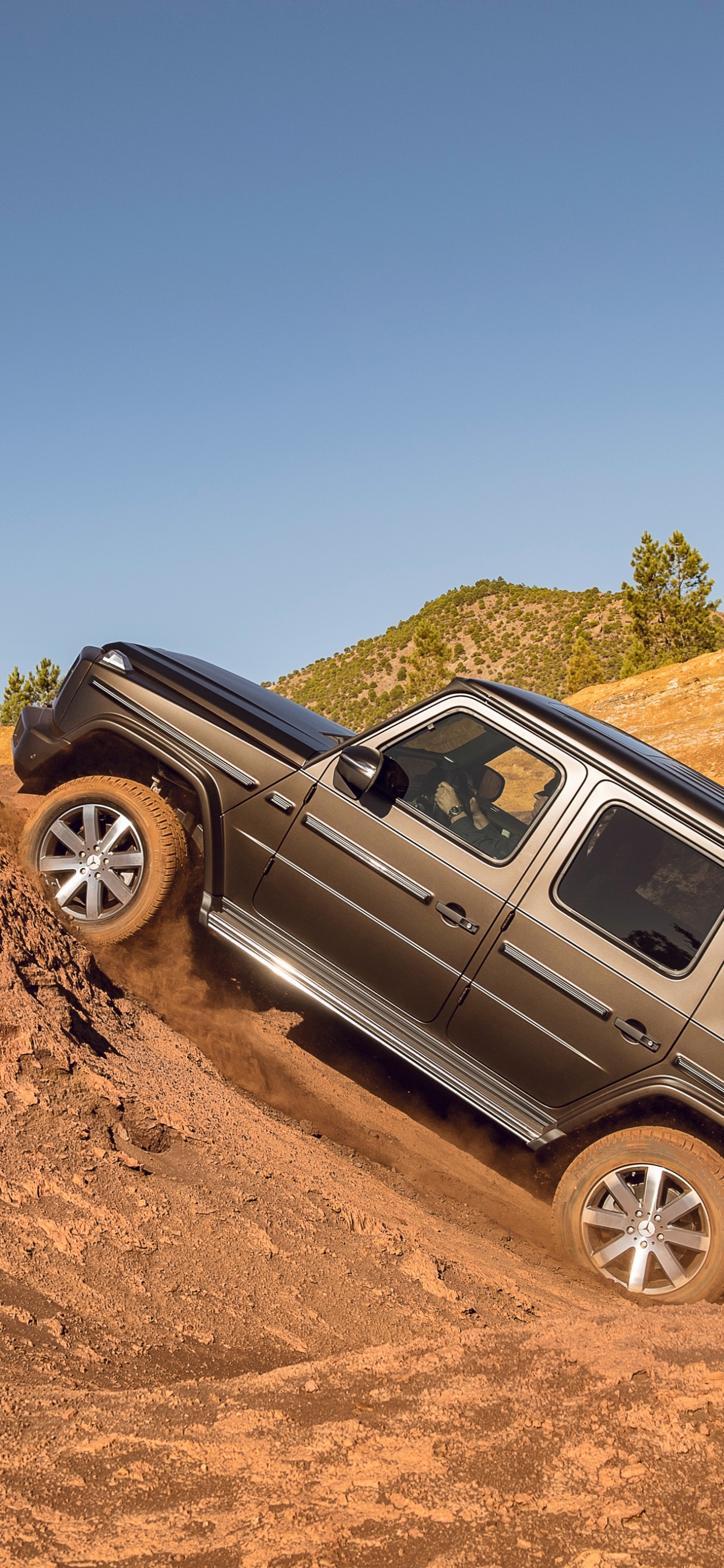 Schwarzer Geländewagen Auf Brauner Schotterstraße Tagsüber. Wallpaper in 1242x2688 Resolution