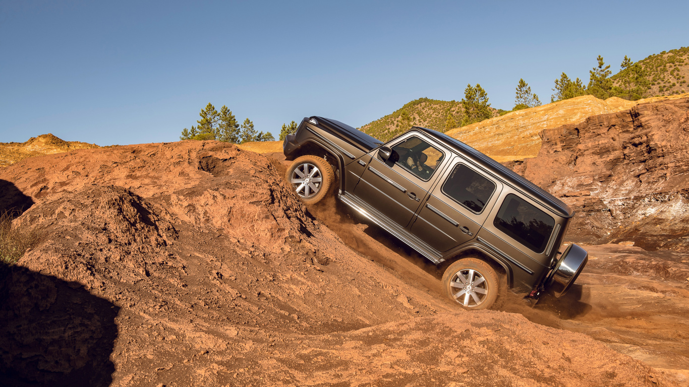 Schwarzer Geländewagen Auf Brauner Schotterstraße Tagsüber. Wallpaper in 1366x768 Resolution