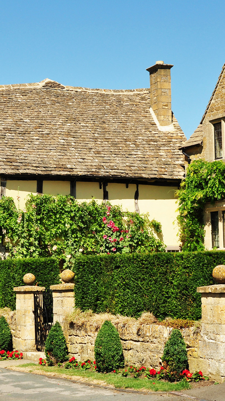 Brown Brick House With Green Plants. Wallpaper in 750x1334 Resolution