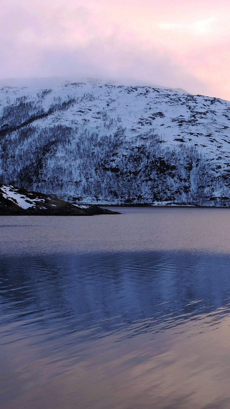 Montagne Couverte de Neige Près D'un Plan D'eau Pendant la Journée. Wallpaper in 750x1334 Resolution