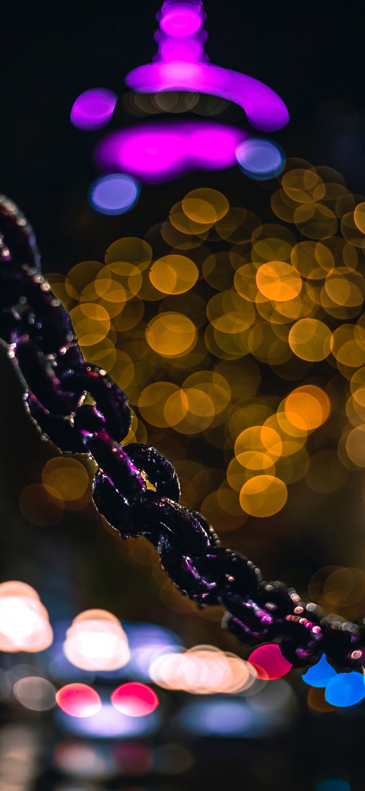 Collier de Perles en Argent et Violet. Wallpaper in 1242x2688 Resolution